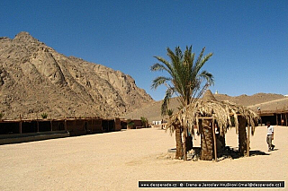Pokud vás omrzí ležení na pláži, můžete vyrazit na čtyřkolkách do pouště a navštívit berberskou vesnici. Jedná se ovšem o imitaci vesnice, která je zde vytvořena pro turisty.