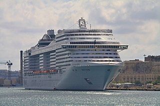 V Grand Harbour u Valletty přistávají i obrovské výletní lodě (Malta)