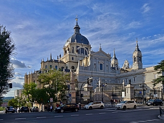 La Santa Iglesia Catedral de Santa María le Real de la Almudena v Madridu (Španělsko)