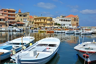 Poklidný přístav ve městě Tyros (Libanon)