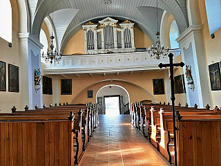 Interiér šikmého kostela sv. Petra z Alkantary (Karviná - Česká republika)