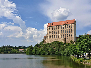 Plumlovský zámek, mnohokrát přestavovaný a držený i Lichtenštejny
