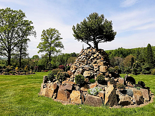 Miniarboretum u Holubů připomíná kouzelnou zahradu