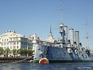 Křižník Aurora na Něvě v Petrohradu (Rusko)
