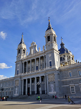 Katedrála Panny Marie Almudenské v Madridu (Španělsko)