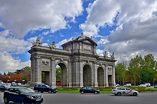 Puerta de Alcalá v Madridu (Španělsko)