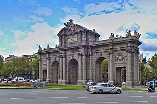 Puerta de Alcalá v Madridu (Španělsko)