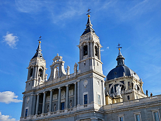 Katedrála Panny Marie Almudenské v Madridu (Španělsko)
