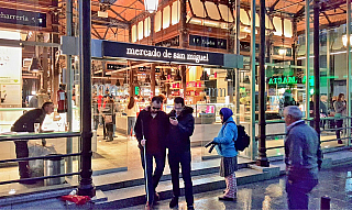 Tržiště Mercado de San Miguel v Madridu (Španělsko)