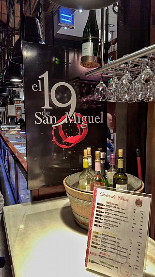 Tržiště Mercado de San Miguel v Madridu (Španělsko)