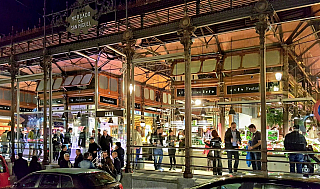 Tržiště Mercado de San Miguel v Madridu (Španělsko)