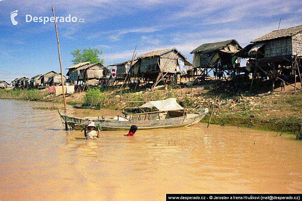 Plovoucí vesnice na jezeře Tonlésap (Kambodža)