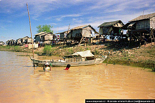 Plovoucí vesnice na jezeře Tonlésap (Kambodža)