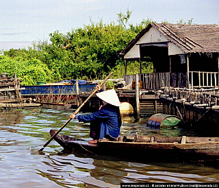 Plovoucí vesnice na jezeře Tonlésap (Kambodža)