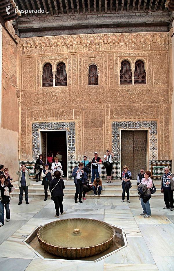 Alhambra - středověký komplex paláců a pevností nad Granadou (Andalusie - Španělsko)