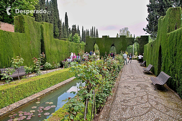 Alhambra - středověký komplex paláců a pevností nad Granadou (Andalusie - Španělsko)