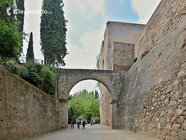 Alhambra - středověký komplex paláců a pevností nad Granadou (Andalusie - Španělsko)