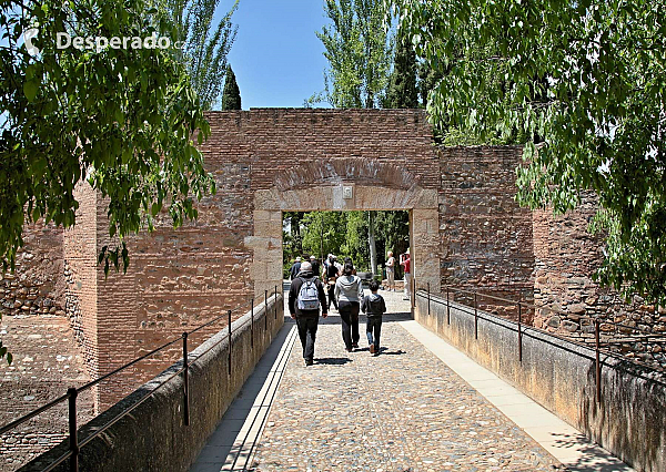 Alhambra - středověký komplex paláců a pevností nad Granadou (Andalusie - Španělsko)