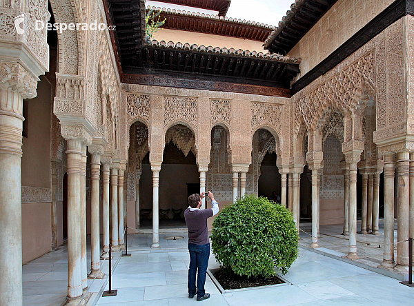 Alhambra - středověký komplex paláců a pevností nad Granadou (Andalusie - Španělsko)