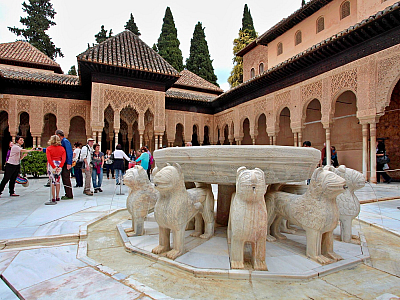 Alhambra - středověký komplex paláců a pevností nad Granadou (Andalusie - Španělsko)