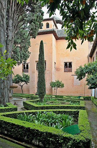 Alhambra - středověký komplex paláců a pevností nad Granadou (Andalusie - Španělsko)