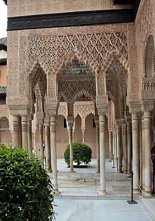 Alhambra - středověký komplex paláců a pevností nad Granadou (Andalusie - Španělsko)