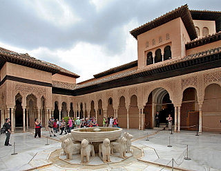 Alhambra - středověký komplex paláců a pevností nad Granadou (Andalusie - Španělsko)