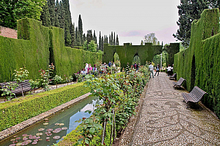 Alhambra - středověký komplex paláců a pevností nad Granadou (Andalusie - Španělsko)