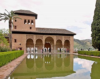 Alhambra - středověký komplex paláců a pevností nad Granadou (Andalusie - Španělsko)