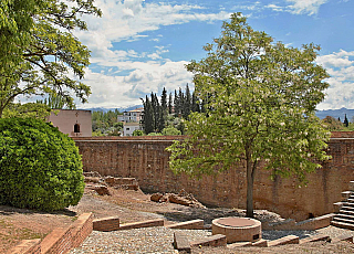 Alhambra - středověký komplex paláců a pevností nad Granadou (Andalusie - Španělsko)