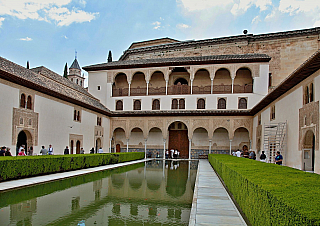 Alhambra - středověký komplex paláců a pevností nad Granadou (Andalusie - Španělsko)