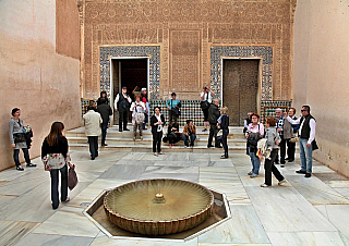 Alhambra - středověký komplex paláců a pevností nad Granadou (Andalusie - Španělsko)