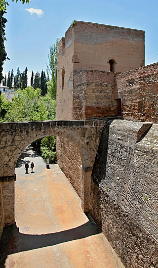 Alhambra - středověký komplex paláců a pevností nad Granadou (Andalusie - Španělsko)