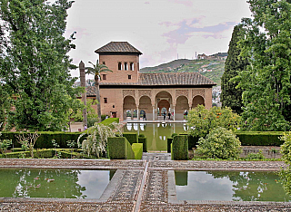 Alhambra - středověký komplex paláců a pevností nad Granadou (Andalusie - Španělsko)