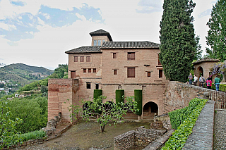 Alhambra - středověký komplex paláců a pevností nad Granadou (Andalusie - Španělsko)