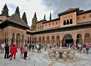 Alhambra - středověký komplex paláců a pevností nad Granadou (Andalusie - Španělsko)