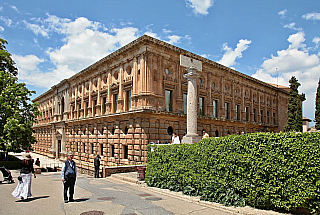 Alhambra - středověký komplex paláců a pevností nad Granadou (Andalusie - Španělsko)