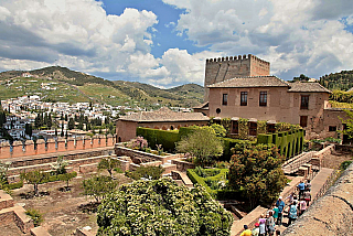 Alhambra - středověký komplex paláců a pevností nad Granadou (Andalusie - Španělsko)