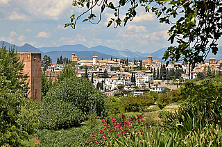 Alhambra - středověký komplex paláců a pevností nad Granadou (Andalusie - Španělsko)