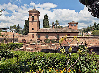 Alhambra - středověký komplex paláců a pevností nad Granadou (Andalusie - Španělsko)