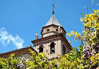 Alhambra - středověký komplex paláců a pevností nad Granadou (Andalusie - Španělsko)