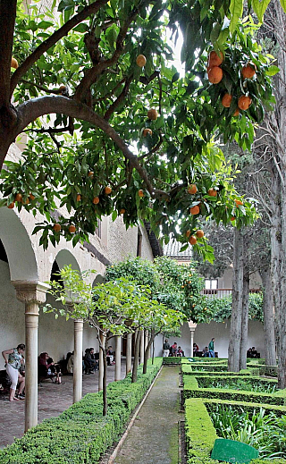 Alhambra - středověký komplex paláců a pevností nad Granadou (Andalusie - Španělsko)