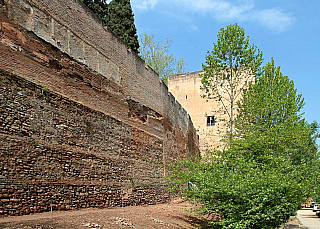 Alhambra - středověký komplex paláců a pevností nad Granadou (Andalusie - Španělsko)