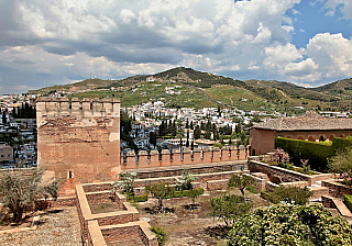 Alhambra - středověký komplex paláců a pevností nad Granadou (Andalusie - Španělsko)