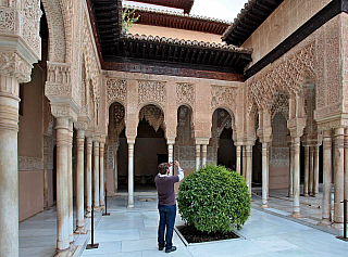 Alhambra - středověký komplex paláců a pevností nad Granadou (Andalusie - Španělsko)