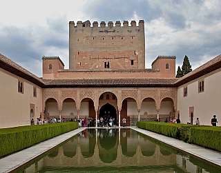 Alhambra - středověký komplex paláců a pevností nad Granadou (Andalusie - Španělsko)