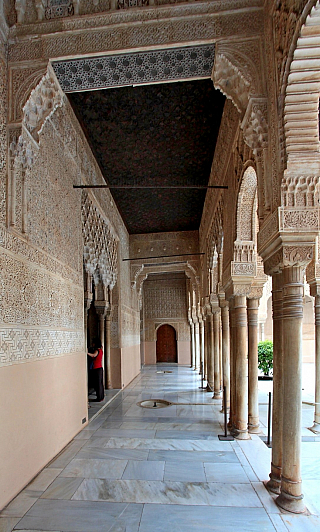 Alhambra - středověký komplex paláců a pevností nad Granadou (Andalusie - Španělsko)