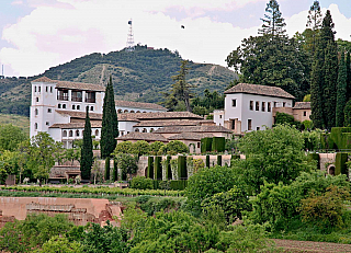 Alhambra - středověký komplex paláců a pevností nad Granadou (Andalusie - Španělsko)