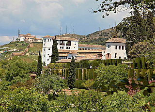 Alhambra - středověký komplex paláců a pevností nad Granadou (Andalusie - Španělsko)