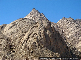 Pokud vás omrzí ležení na pláži, můžete vyrazit na čtyřkolkách do pouště a navštívit berberskou vesnici. Jedná se ovšem o imitaci vesnice, která je zde vytvořena pro turisty.